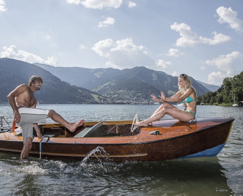 Zeller See Menschen in Bademode spielen am rand des Zeller See
